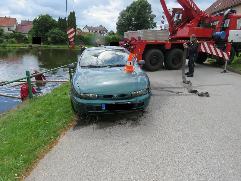 V Budíškovicích na Dačicku nacouvalo auto do rybníka. Řidič měl velké štěstí. Zachránce ho včas dostal ven.
