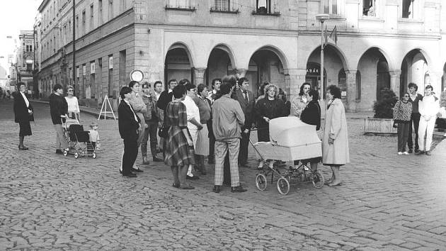 PRVNÍ PROTESTNÍ SHROMÁŽDĚNÍ v Jindřichově Hradce se uskutečnilo již 28. října 1989. Jeho iniciátoři vyrazili nejdříve na horní náměstí, aby se tiše pomodlili za odstranění Pomníku internacionalismu. Pak se vydali Panskou ulicí na dolní náměstí.