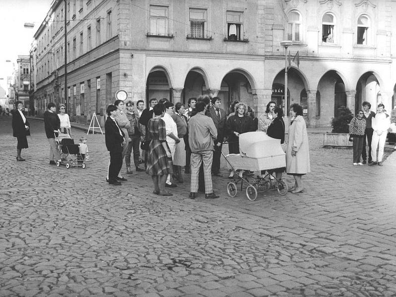 PRVNÍ PROTESTNÍ SHROMÁŽDĚNÍ v Jindřichově Hradce se uskutečnilo již 28. října 1989. Jeho iniciátoři vyrazili nejdříve na horní náměstí, aby se tiše pomodlili za odstranění Pomníku internacionalismu. Pak se vydali Panskou ulicí na dolní náměstí.