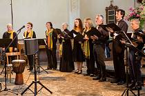 Pěvecký sbor Festivia Chorus, který řídí Jitka Čudlá, na koncertu v horním kostele Evangelického tolerančního areálu ve Velké Lhotě.