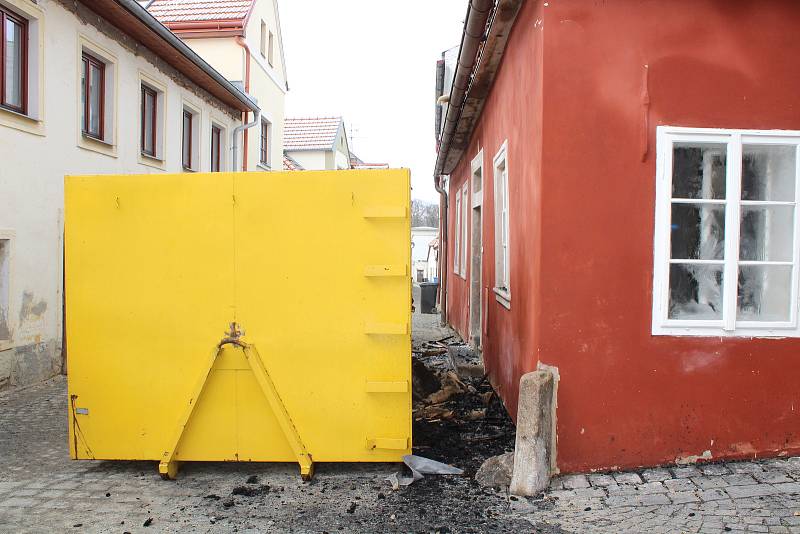 Pracovníci firmy v těchto dnech postupně rozebírají střechu poničenou plameny.