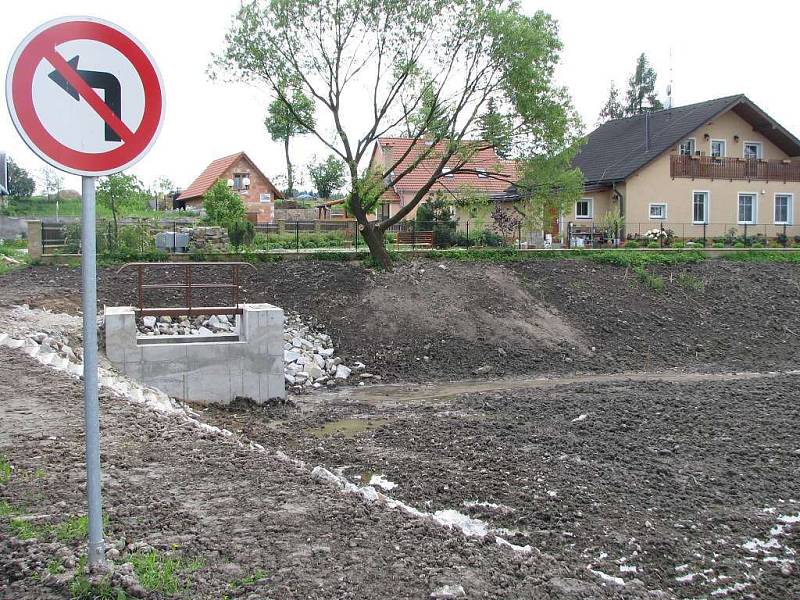 Odbahnění rybníka Větrov v Nové Bystřici. 