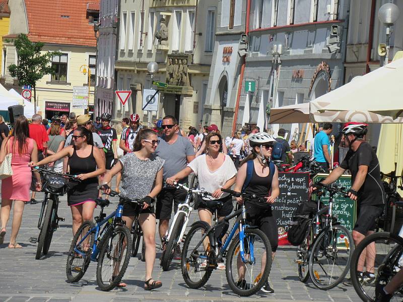 Festival Okolo Třeboně již tradičně zahájil prázdniny, v sobotu 4. července se na zámeckém nádvoří představila zpěvačka Jana Rychterová, kapela Epydemye a Xindl X.