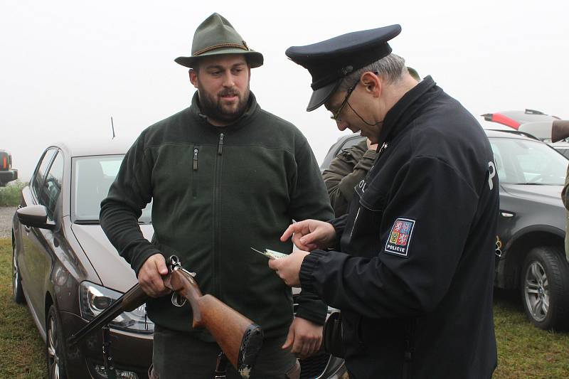 Policisté kontrolovali zbraně a potřebné dokumenty před honem, který pořádalo sdružení Vrška z Nové Včelnice.