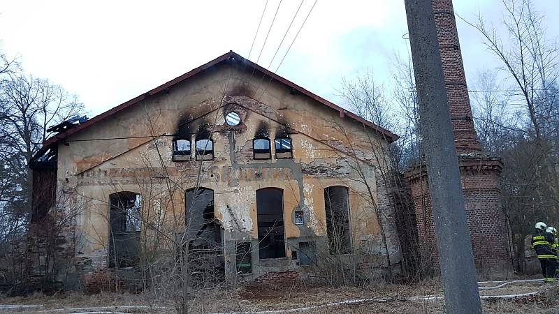 Ve Stráži nad Nežárkou hořel bývalý lihovar.