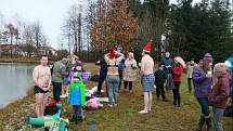 Letos již po jedenadvacáté se na Štědrý den ve Velkém Ratmírově uskutečnilo Vánoční koupání.