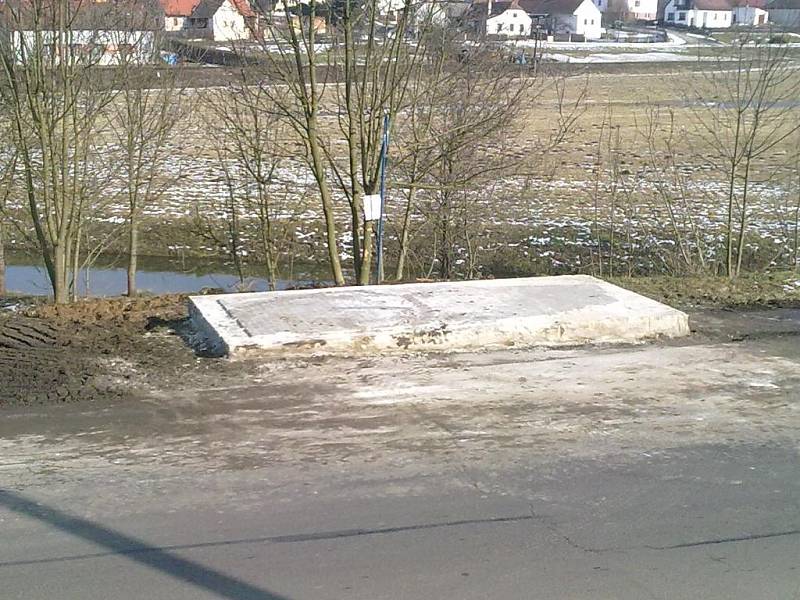 ZASTÁVKA ve Velkém Pěčíně nevydržela náraz nákladního auta a její statika se značně porušila. Bylo nutné ji zbourat. 