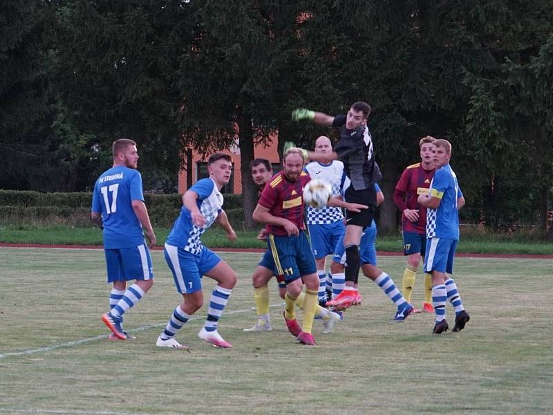 Fotbalisté Nové Bystřice (ve fialovomodrém) po velkém obratu ve druhé půli porazili Studenou 4:2.