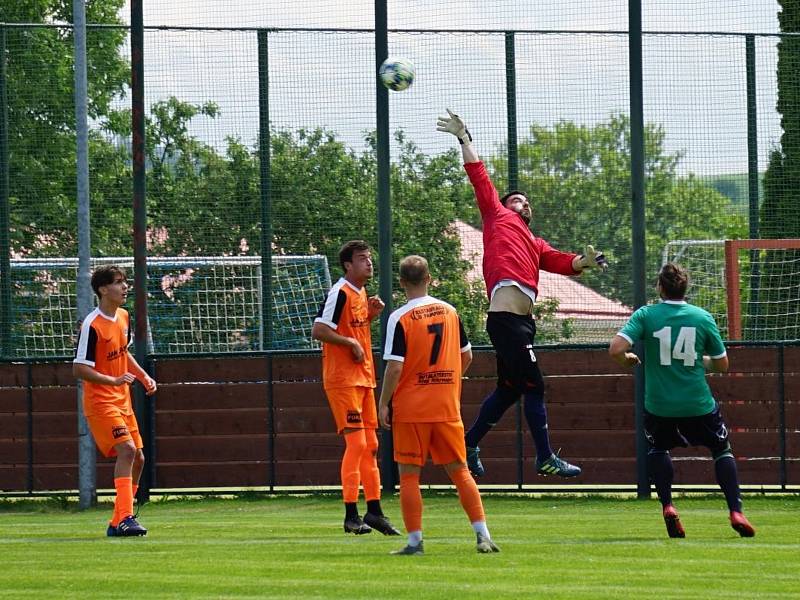 Fotbalisté Slavonic (v oranžovém) si v 24. kole Op připsali kontumační výhru nad společným týmem Číměře a Nové Bystřice B. Hosté nastoupili jen v osmi a v 66. minutě klesl počet jejich hráčů pod stanovený limit, takže sudí musel utkání za stavu 4:0 předča