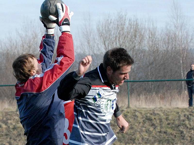 NÁVRAT. Po dlouhodobé pauze zaviněné zraněním se konečně do sestavy třeboňských fotbalistů vrátil Pavel Bezemek (vpravo v souboji s ústeckým gólmanem Balážem).