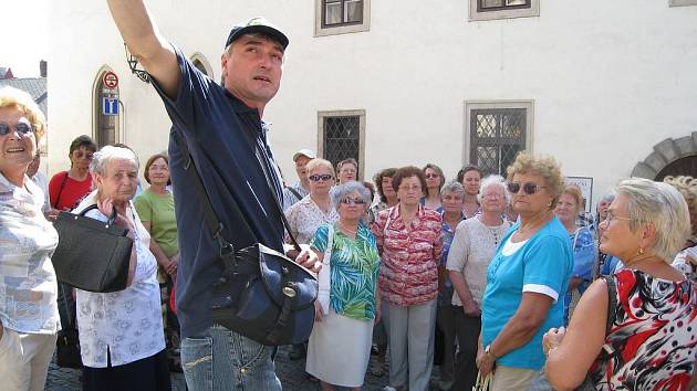 Archeolog Muzea Jindřichohradecka Vladislav Burian v roli providce stoletími.