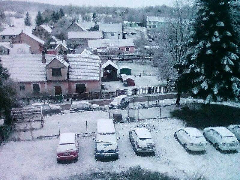 Přestože do Starého Města pod Landštejnem včera přiletěl i druhý čáp, sněžilo 28. dubna i tady.