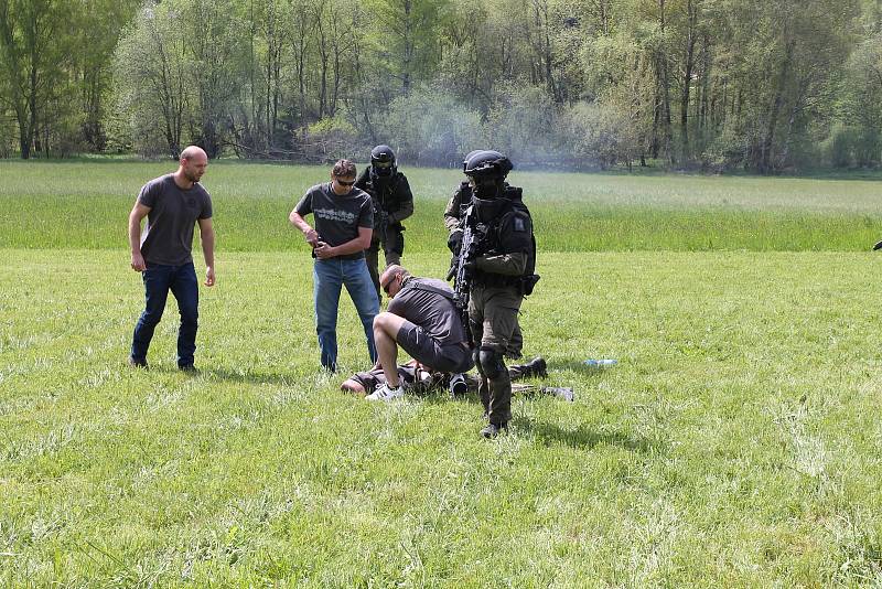 Závodníci museli zdolat náročnou trať s devíti stanovišti o délce 50 kilometrů.