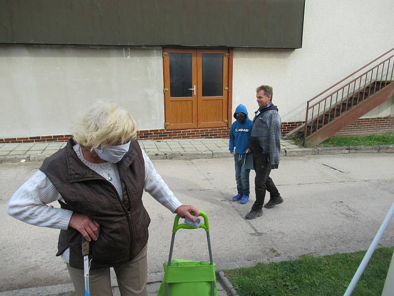 V Deštné na Jindřichohradecku k volbám do půl třetí dorazilo 13 lidí, zájem volební komise, která tradičně zasedá v požární zbrojnici odhaduje na dvacet procent.