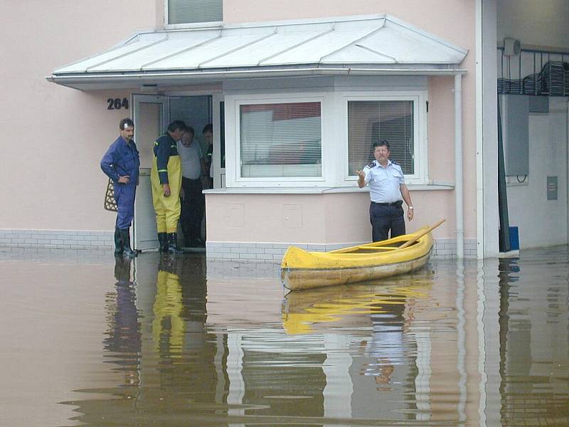 Povodně 2002 na Jindřichohradecku. Hasičárna Třeboň.
