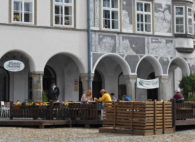 Restaurace i cukrárny v Jindřichově Hradci v pondělí otevřely zahrádky.