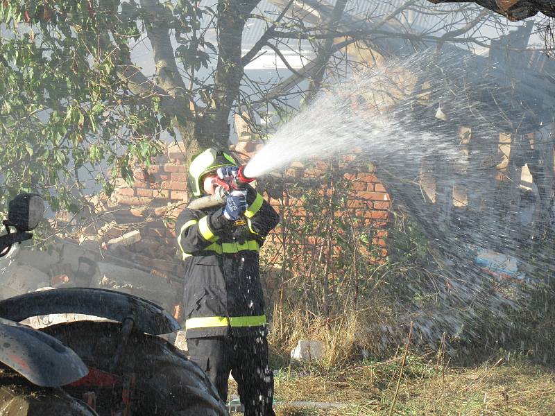 V neděli 27. září ještě celý den hasiči dohašovali požár budovy starého kravína u České Olešné, na pomoc povolali těžkou techniku.