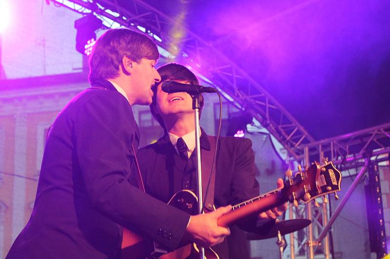 Zaplněné hradecké náměstí Míru si užilo koncert kapely Beatles Revival.