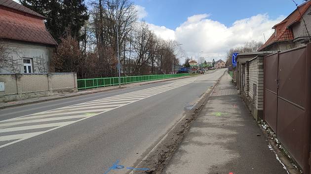 Most v Jindřichově Hradci - ve Zbuzanech čeká oprava. Do října zde bude provoz veden kyvadlově po polovině vozovky.