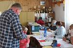 V Deštné na Jindřichohradecku k volbám do půl třetí dorazilo 13 lidí, zájem volební komise, která tradičně zasedá v požární zbrojnici odhaduje na dvacet procent.