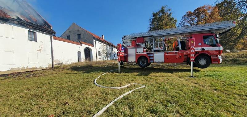 Požár chátrajícího penzionu Holenský dvůr nedaleko Kardašovy Řečice.