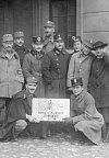 František Schöbl (vzadu uprostřed) jako velitel jindřichohradecké posádky v listopadu 1918.