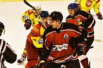 Hokejisté Strakonic (v červeném) v krajské lize porazili Radomyšl 6:4, ale o den později utrpěli debakl 4:10 na krumlovském ledě.