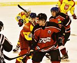 Hokejisté Strakonic (v červeném) v krajské lize porazili Radomyšl 6:4, ale o den později utrpěli debakl 4:10 na krumlovském ledě.