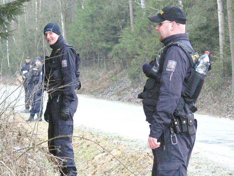 Rozsáhlá pátrací akce po muži podezřelém z pokusu o vraždu v okolí Matné u Jindřichova Hradce.