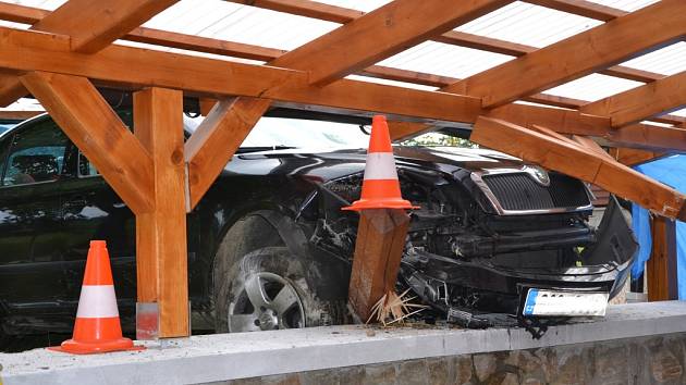 V úterý v podvečer v Hospřízi osobní auto projelo zahradou a narazilo do pergoly. Majitel domu a jeho syn, kteří se u pergoly zdržovali, naštěstí stačili uskočit.