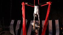 Seskupení Chůdadlo představilo ve veřejné generálce představení Noční Cirkus.