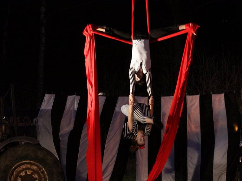 Seskupení Chůdadlo představilo ve veřejné generálce představení Noční Cirkus.