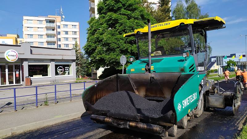 Tento týden vypukla rekonstrukce páteřní komunikaci sídlištěm Vajgar. V prvním úseku od kruháče u bazénu se ve středu ráno začal pokládat asfalt.