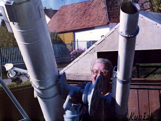 LADISLAV SCHMIED  u svého dalekohledu, kterým od roku 1947 pozoroval aktivitu ve sluneční fotosféře.
