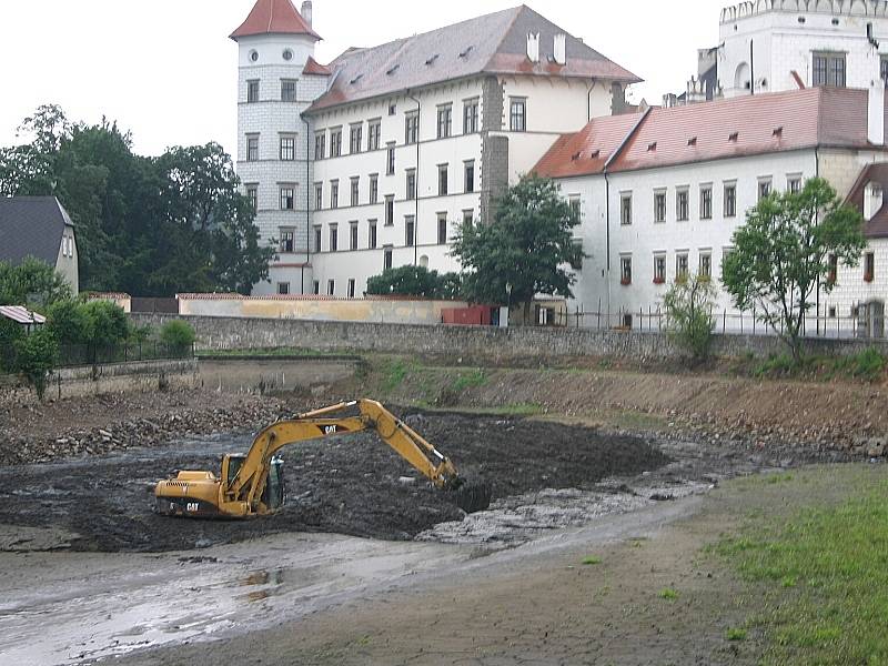 Těžká technika v plném nasazení na dně Malého  Vajgaru