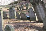 ÚCTA K ZESNULÝM. Pohled na ještě neopravenou část židovského hřbitova v Jindřichově Hradci v kontrastu s upravenými náhrobky v horní části. 