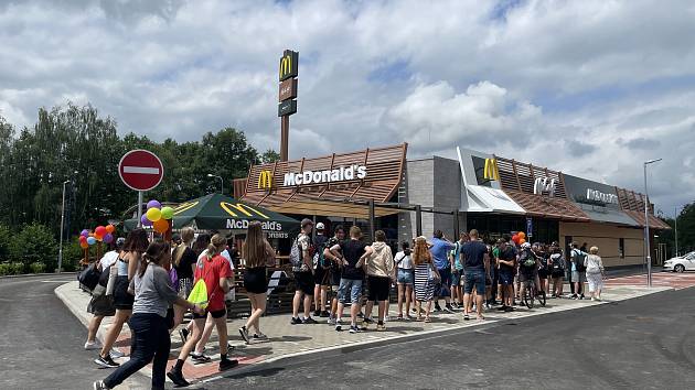 Otevření  restaurace rychlého občerstvení McDonald's v Jindřichově Hradci si nenechaly ujít desítky lidí.