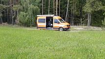 V úterý pokračovali hasiči a policisté u Majdaleny na Suchdolsku v pročesávání nepřístupného terénu při pátrání po pohřešovaném řidiči havarovaného auta.