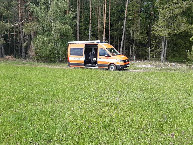 V úterý pokračovali hasiči a policisté u Majdaleny na Suchdolsku v pročesávání nepřístupného terénu při pátrání po pohřešovaném řidiči havarovaného auta.