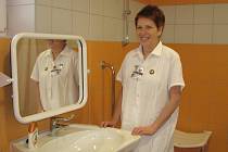 Na gynekologickém oddělení jindřichohradecké nemocnice jsou nové sprchy. Na snímku je staniční sestra Jiřina Fiedlerová.