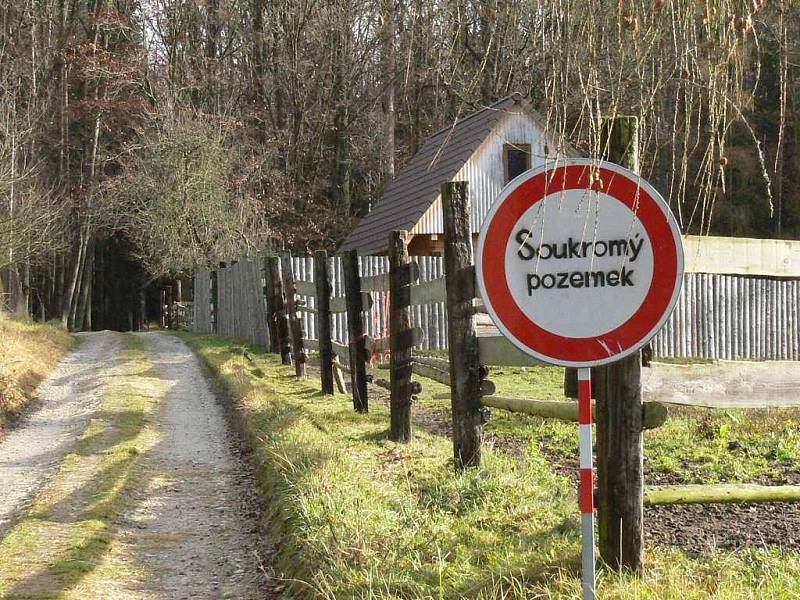 Pohled na usedlost na Cikaru u Kardašovy Řečice, kde policisté našli zavražděného majitele.