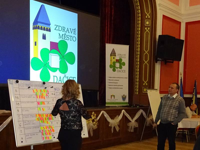Na Fóru Zdravého města diskutovali lidé v Dačicích o tom, čím by se vedení města mělo co nejdříve zabývat.