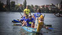 V sobotu se na Vajgaře uskutečnil první ročník závodů dračích lodí Vajgarská saň. Foto: Martin Kozák