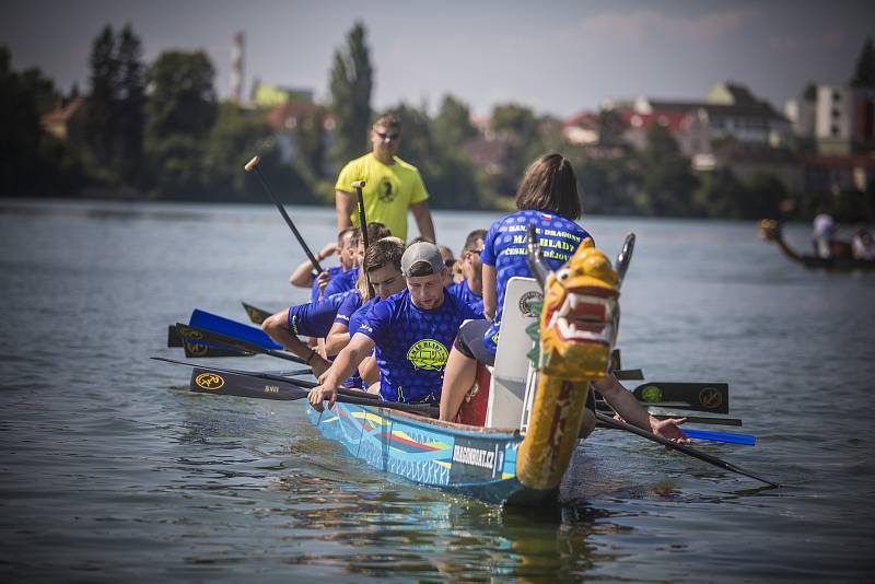 V sobotu se na Vajgaře uskutečnil první ročník závodů dračích lodí Vajgarská saň. Foto: Martin Kozák