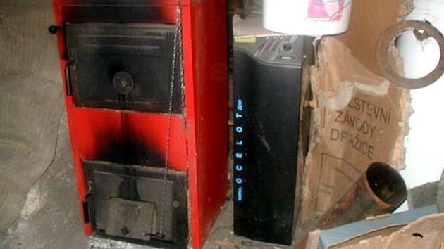 NEBEZPEČÍ. Špatně instalovaná topidla a nebo třeba kamna obložená hořlavým materiálem mohou být příčinou požáru.