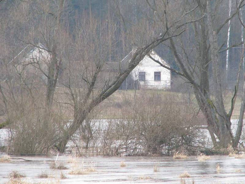 Velká voda. Dračice v Klikově v neděli dopoledne. 