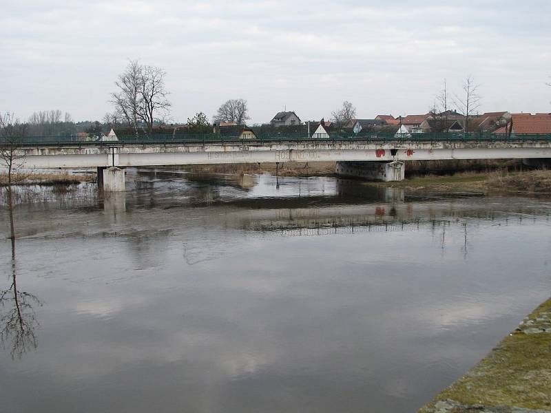 Velká voda. Stará řeka  ve Staré Hlíně v neděli dopoledne. 