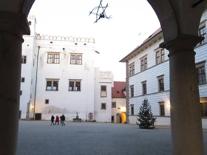 Monumentální soubor budov hradu a zámku v Jindřichově Hradci, prohlášený v roce 1996 národní kulturní památkou, je třetím největším památkovým komplexem v České republice.