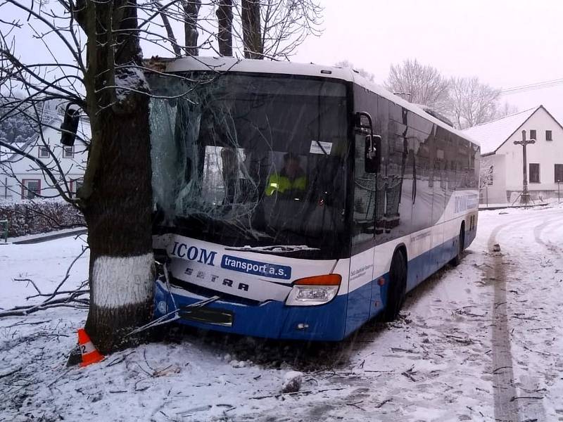 Ve Vydří ráno po smyku narazil autobus do stromu.