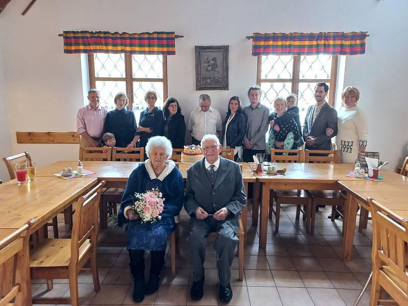 Oslavu platinové svatby pro manžele Štíchovy připravily jejich dcery s rodinami.